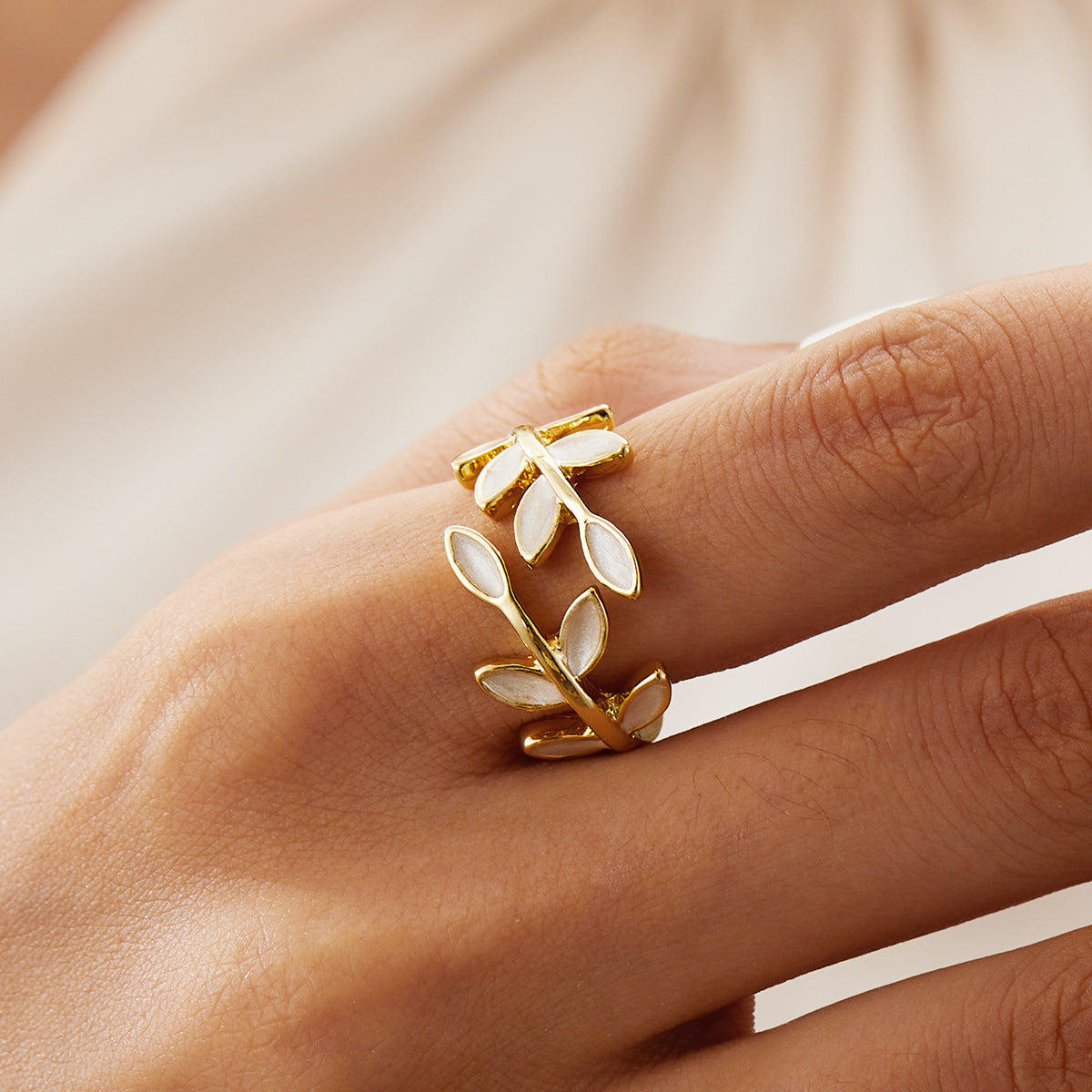 Issabeau™ Nastavitelný prsten s listy